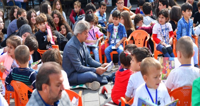 Öğrenciler Taksim Meydanı’nda hep birlikte kitap okudu