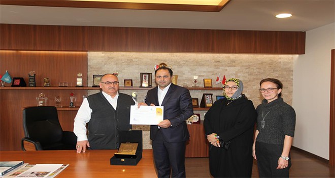 Sharjah Emirliği’nden Başkan Hasan Can’a Plaket