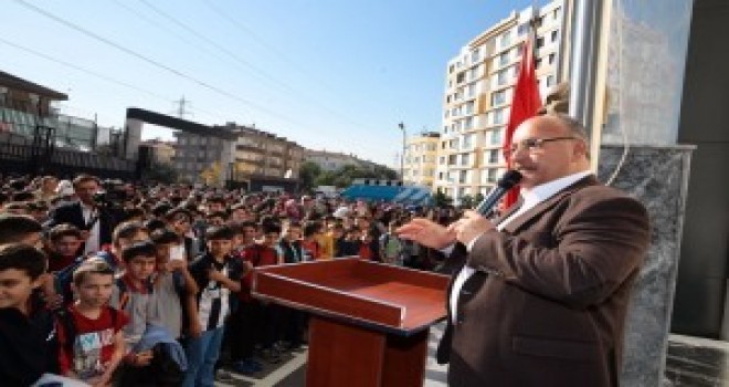 Başkan Hasan Can, Bayrak Töreninde Öğrencilerle Bir Araya Geldi