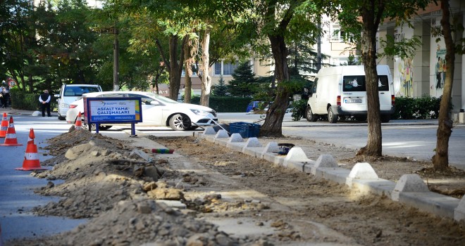 BARIŞ MAHALLESİ’NDE KALDIRIMLAR YENİLENİYOR