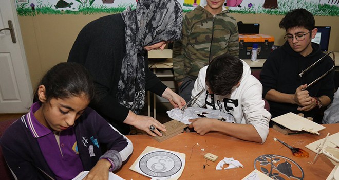 Hem ahşabı sanata çeviriyor hem harçlıklarını çıkarıyorlar