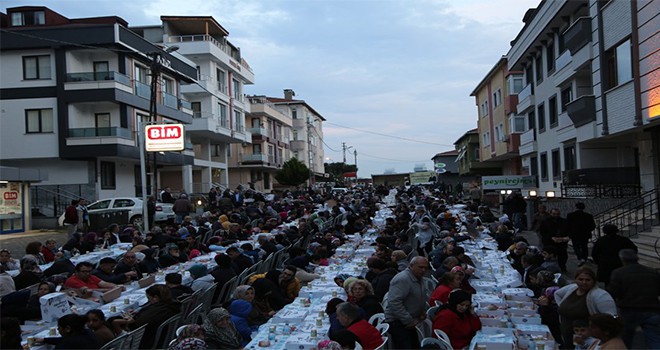 “Sevgi Sofrası”nda buluşan Maltepeliler dualarla iftarını açtı