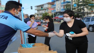 BELEDİYEDEN YKS'YE GİRECEK ÖĞRENCİLERE MASKE VE SU