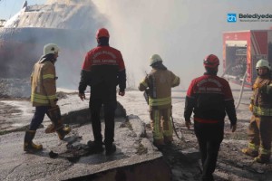 Kartal Belediyesi’nden Gemi Yangınını Söndürme Çalışmalarına Destek