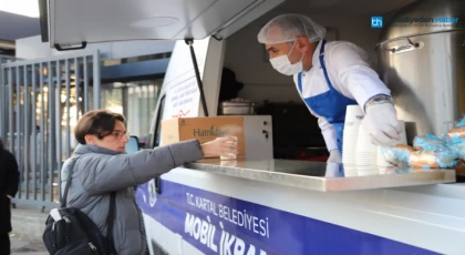 Üniversite Öğrencileri, Kartal Belediyesi’nin İkramları ile Güne Sıcak Başlıyor