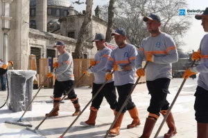 Gül suyuyla yıkanan Eyüp Sultan Camii Ramazan'a hazır