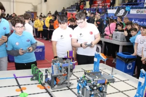 Vex IQ Turnuvası’nda Küçükçekmeceli Öğrencilere 2 Büyük Ödül